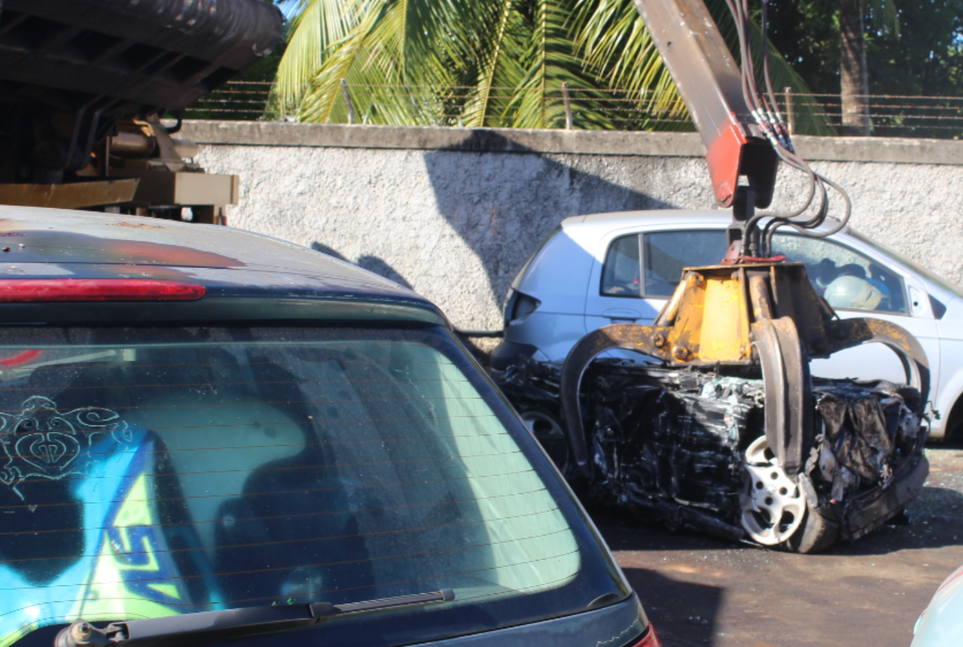 Des centaines de casques, empilés les uns au-dessus des autres dans des voitures également dans un très sale état, ont été détruits en quelques minutes.