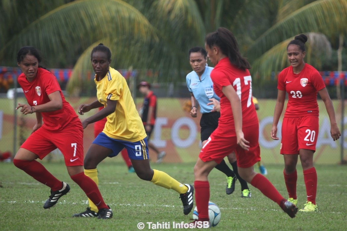 Kiani Wong, milieu de terrain, passe à Hanihei Tauraa, attaquante.