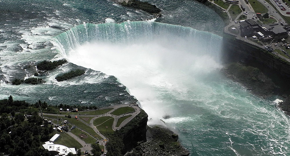 Un homme survit après s'être jeté dans les chutes du Niagara