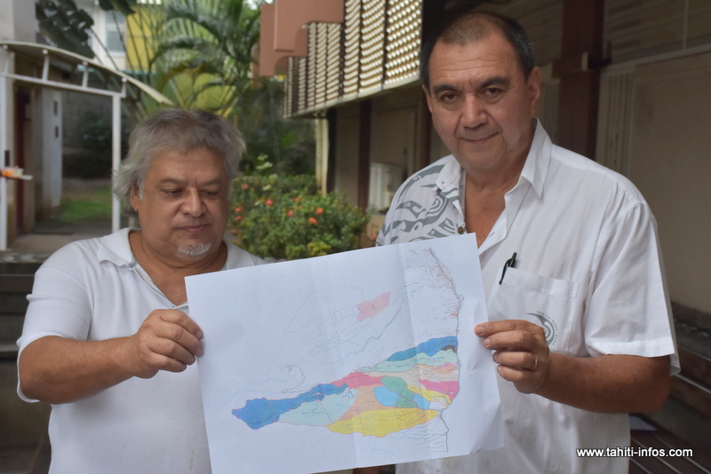 Patrice Taata et Georges Richmond, vendredi matin après le dépôt de leur plainte au parquet de Papeete. Les deux plaignants exhibent le relevé cadastral établi en 2011 au centre du litige pour les ayant-droits des 450 ha de la terre Faatautia, à Hitia'a.