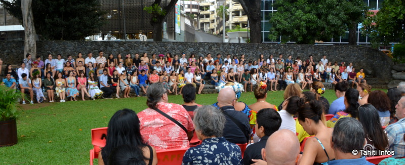 Les officiels ont félicité chaque élève individuellement pendant une cérémonie qui s'est passée en partie sous la pluie.