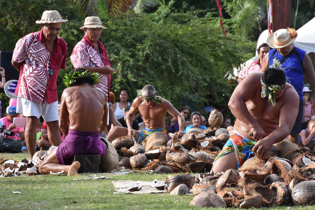 A l’épreuve du coprah, les concurrents avaient 80 cocos avant d’en extraire la noix en un temps record. Le champion a mis 18 minutes et 14 secondes.