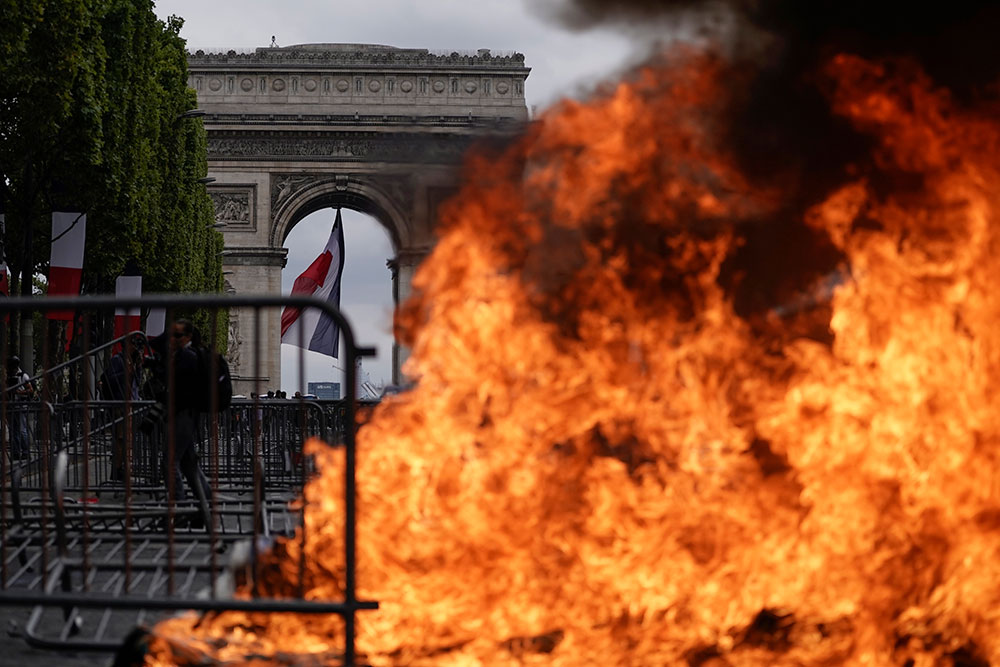 14 juillet: tensions et interpellations après le défilé et les sifflets adressés à Macron