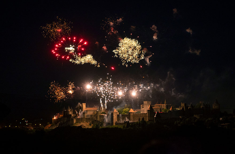 Carcassonne: la charpente d'un tour médiévale endommagée par le feu d'artifice