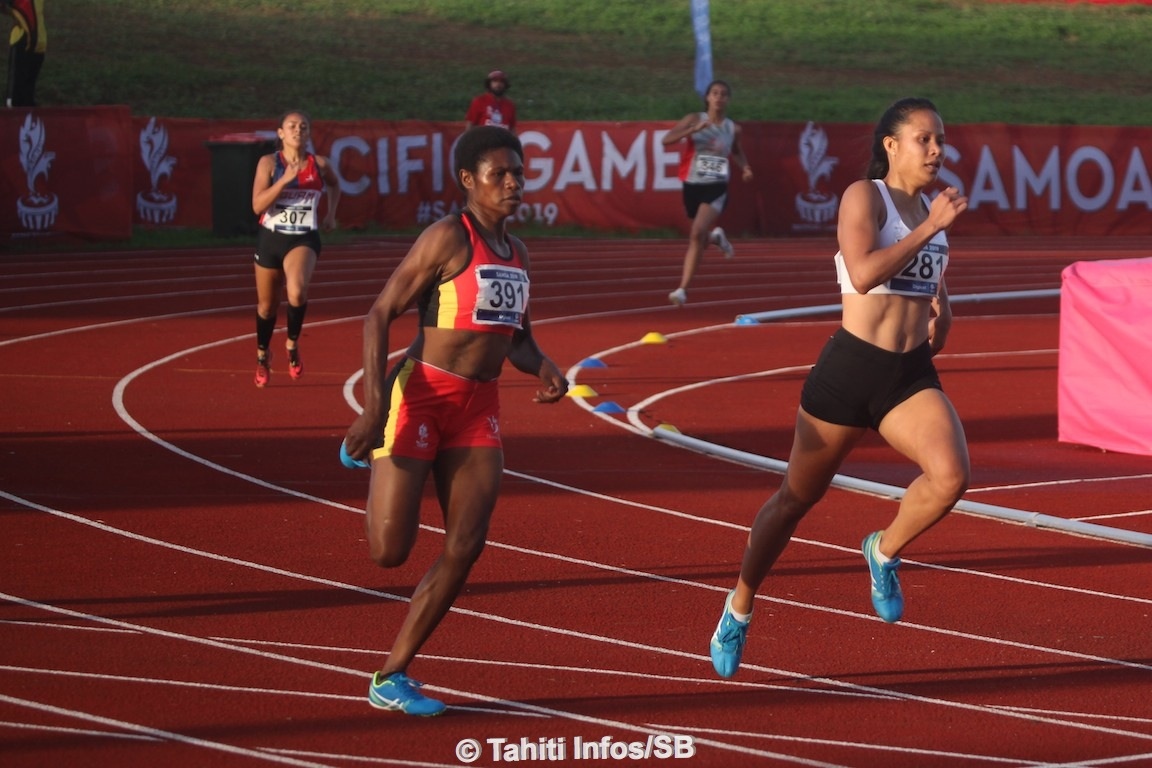Takina Bernardino, à droite, médaille d'argent au 400m