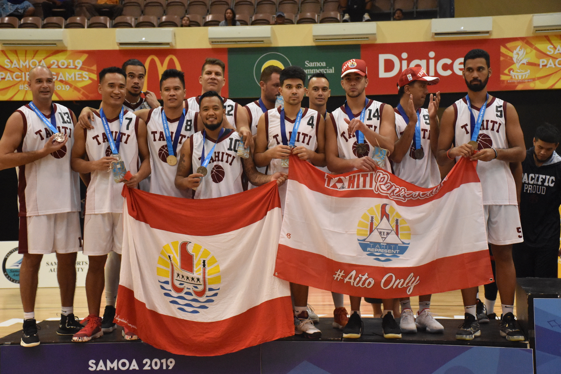 Des basketteurs en argent