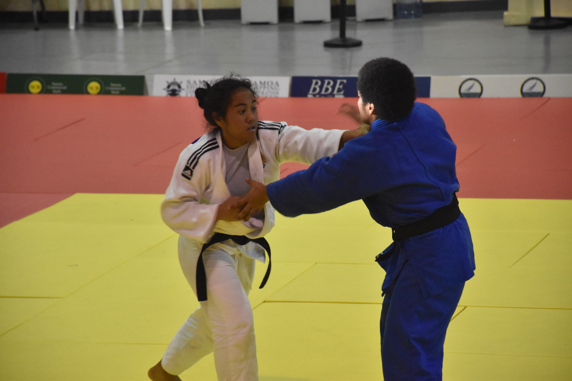 Poerava Temakeu a remporté la médaille d'argent en open dans la catégorie des plus de 57 kg.