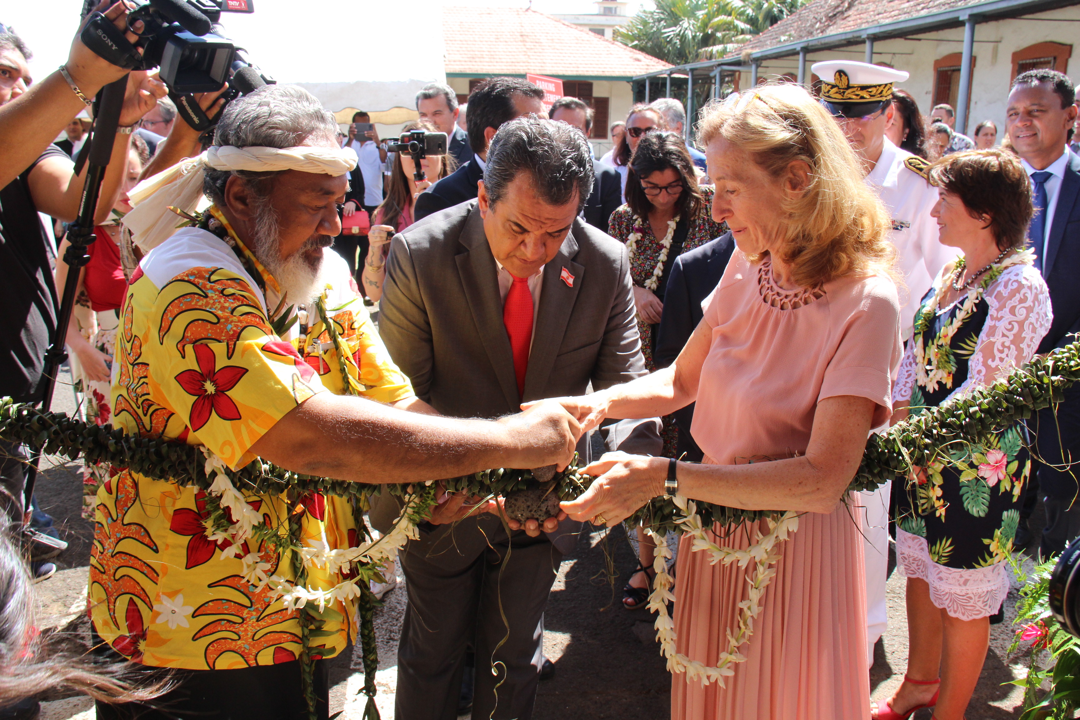 La ministre inaugure le tribunal foncier.