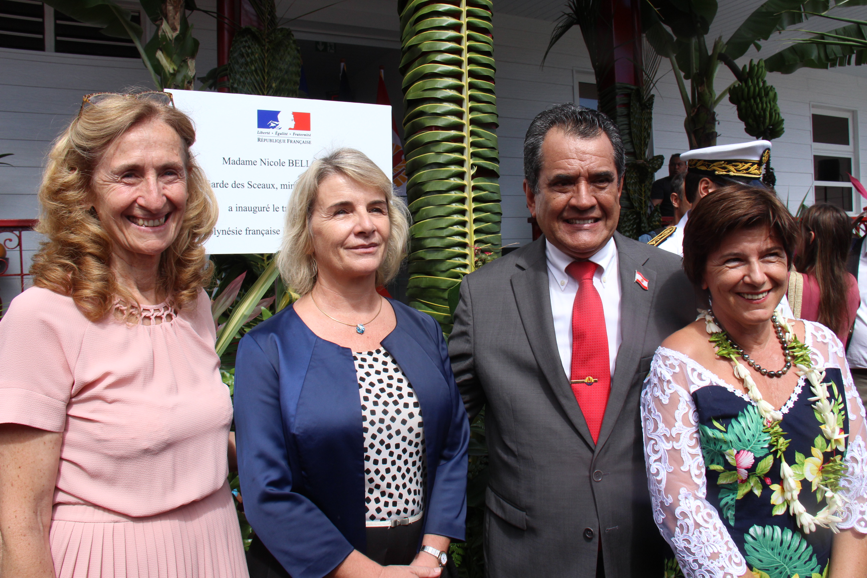 Nicole Belloubet, ministre de la justice, Cécile Lingres, présidente du TPI de Papeete, Laëtitia Ellul, présidente du tribunal foncier et le président du Pays, Edouard Fritch.