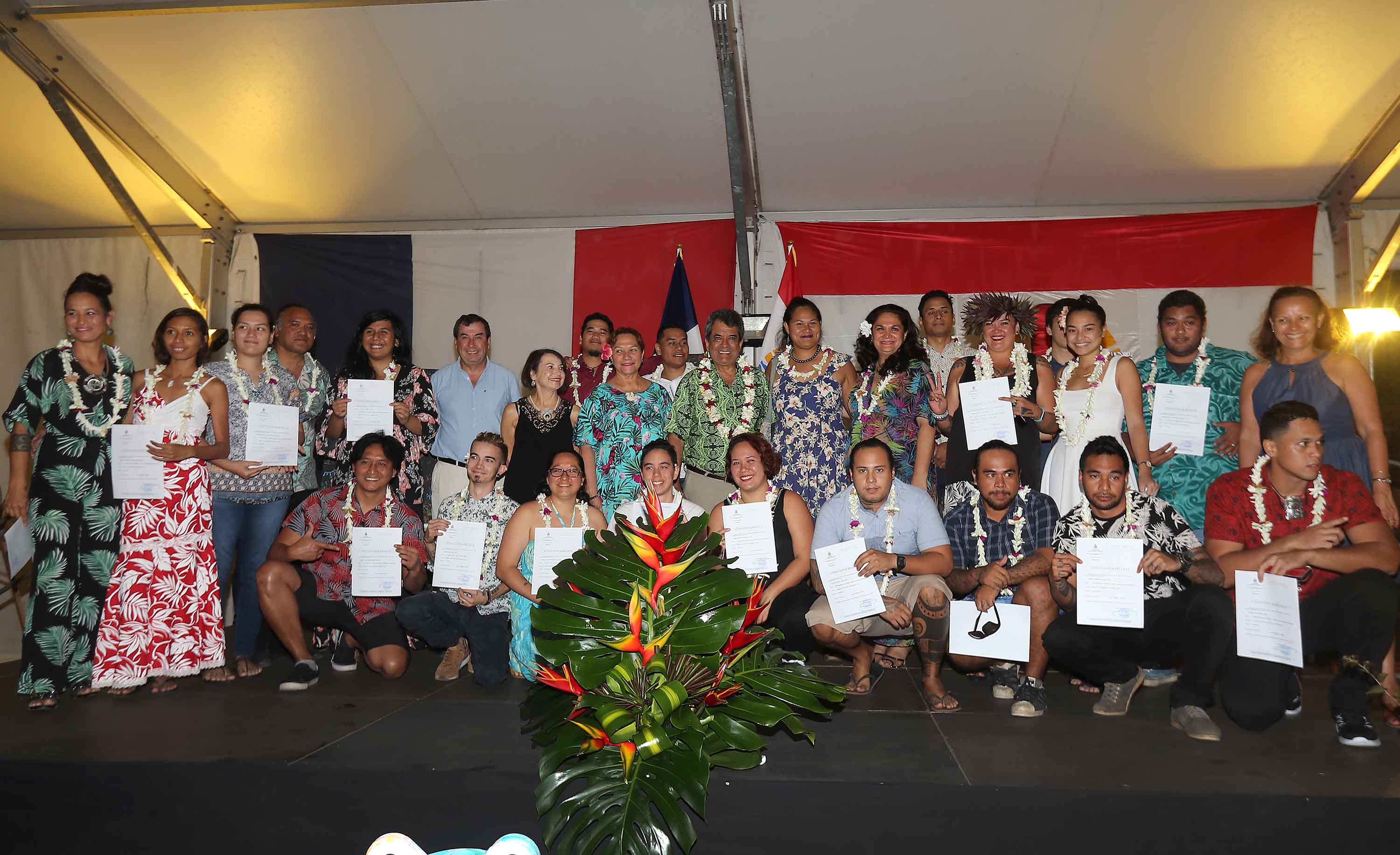 Les 21 élèves stagiaires du Centre des Métiers d'Art ont reçu à la présidence leur diplôme.
