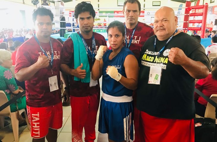 Heiura Nena (en bleu) est la seule de la délégation tahitienne de boxe à être arrivée en finale, où elle s'est inclinée face  la Samoane Faasu Loia. (© SportsTahiti)