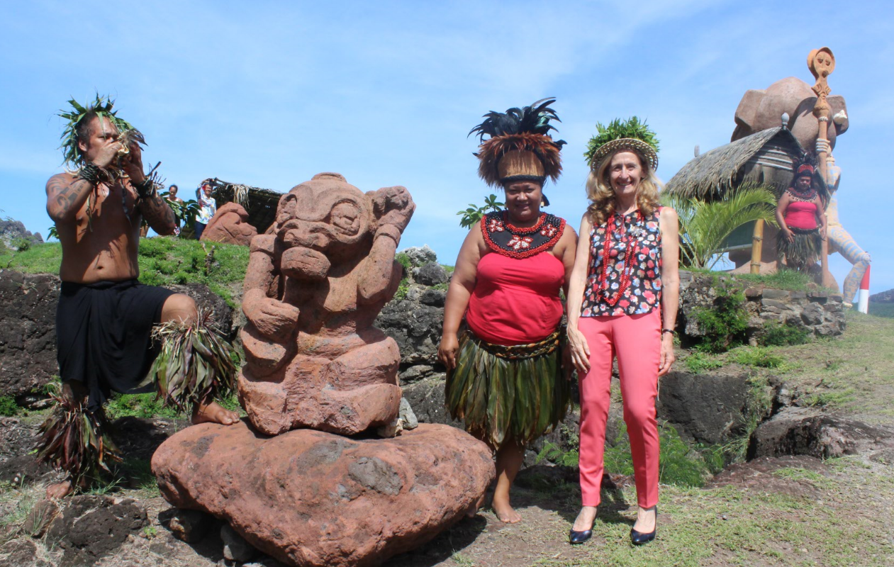Nicole Belloubet sur le site du Tiki surplombant la baie de Taiohae.