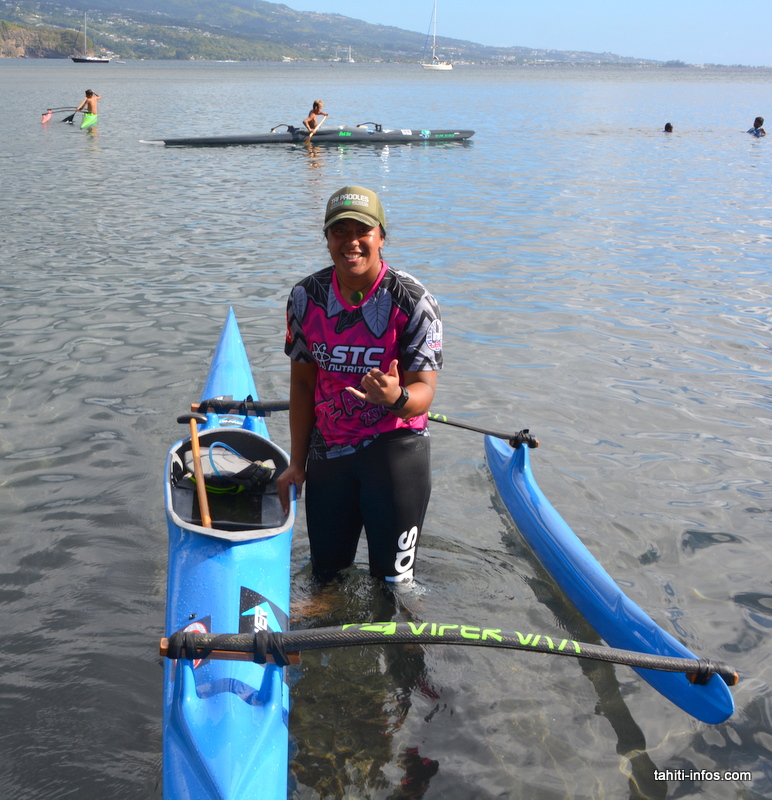 La gagnante des Aito Taurea femmes est la néo zélandaise, Makayla Timoti, 18 ans. Elle avait gagné la course Aito de Aotearoa et gagné sa place pour la course à Tahiti… Elle ne sera pas venue pour rien ! Elle représentera son pays en équipe aux championnats du monde (mais pas en V1, tant mieux pour nous). Elle nous assure que la génération suivante de rameuses néo-zélandaises est encore plus forte qu'elle… Notons aussi que la deuxième de sa course est une Australienne.