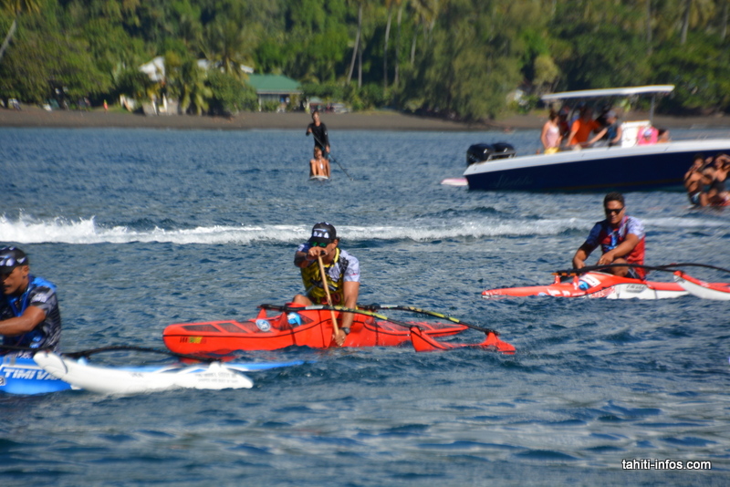 Kevin a joué stratégique, en restant dans l'échappée mais sans s'épuiser en duels pour la pôle position. Ici on le voit parmi les huit échappés à la fin du premier tour, caché derrière Steve Teihotaata qui avait dominé tout le début de la course et Manutea Million qui avait pris une option sur la première place sur le dernier retour.