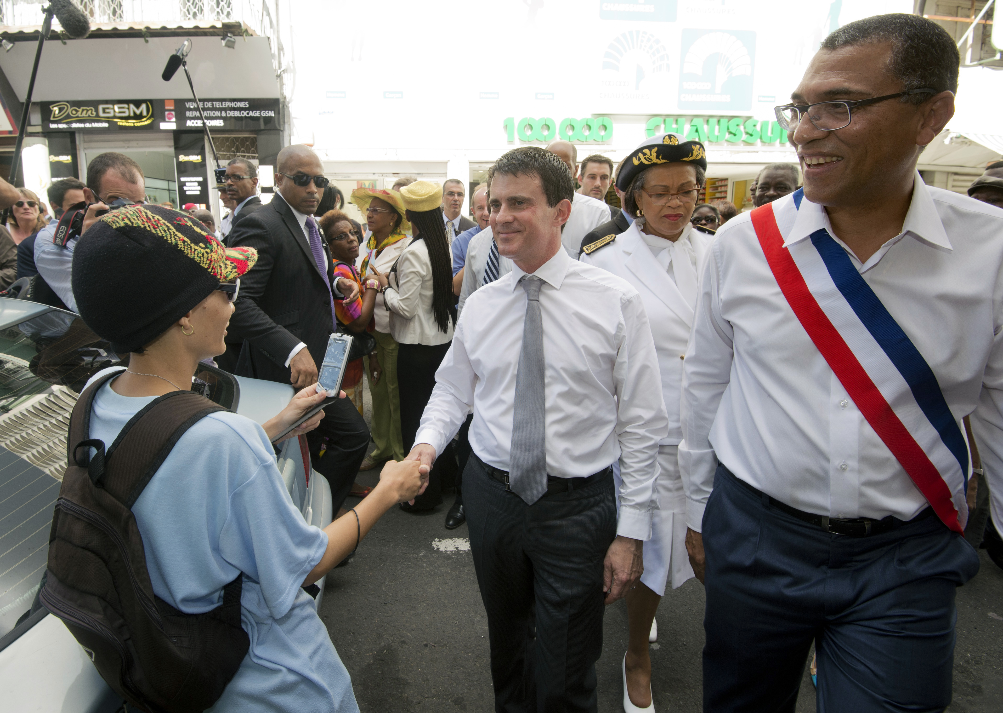 Photo d'archives de Jacques Bangou (droite) lors d'une visite de Manuel Valls en Guadeloupe.