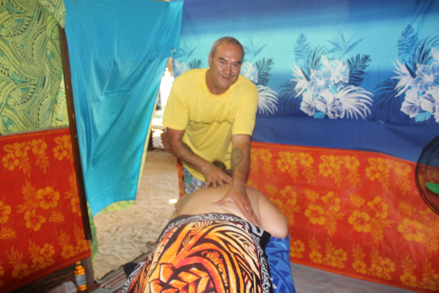 "Dès le début, je vais comprendre la personne. En accentuant ma pression des mains, je vais aider à libérer les énergies pour les laisser circuler", explique Henri qui pratique le massage traditionnel depuis des années.