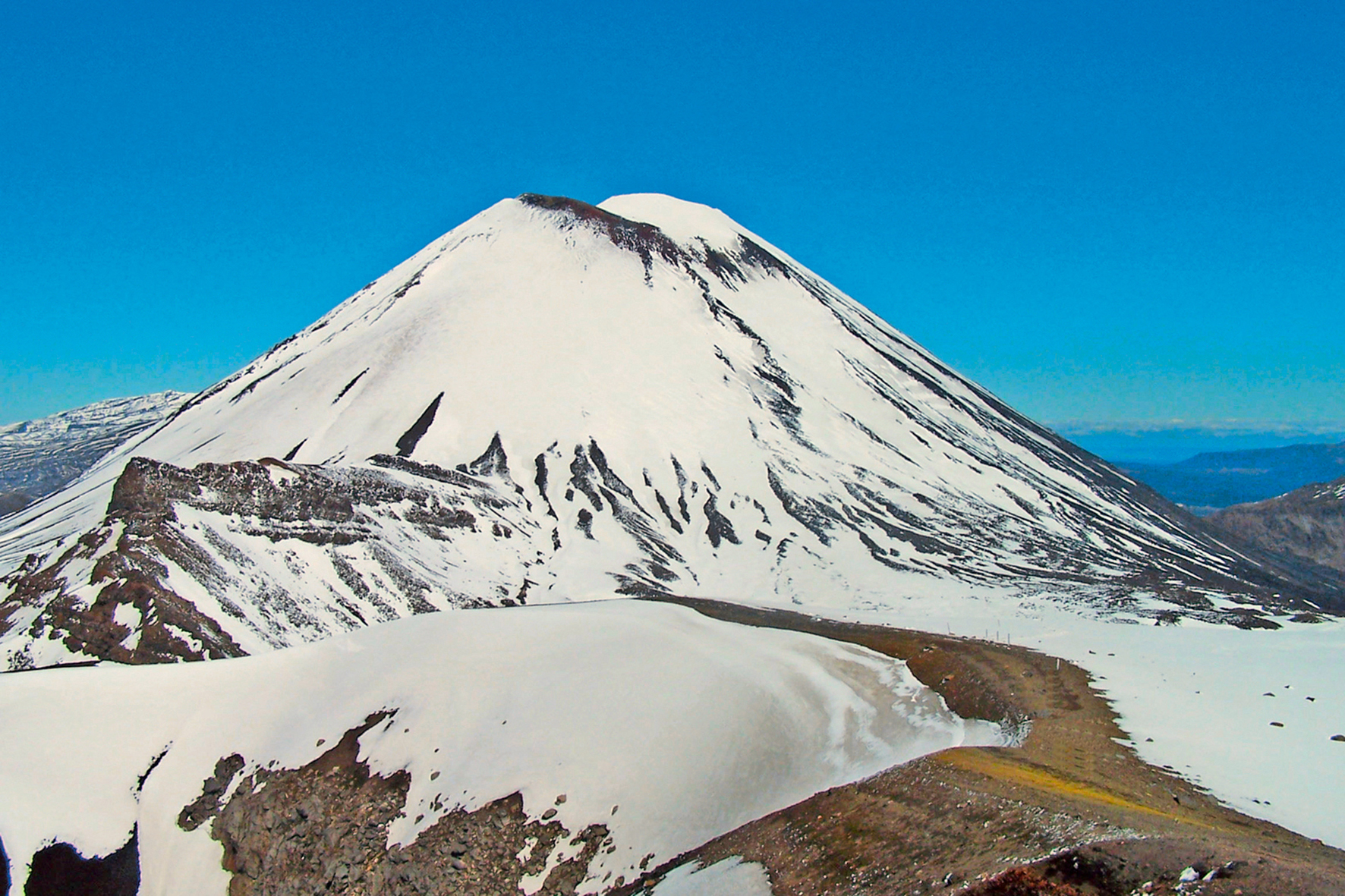 Le superbe Ngaruhoe est facile à escalader, mais ses pentes sont couvertes de cendres, ce qui rend l’ascension assez pénible.