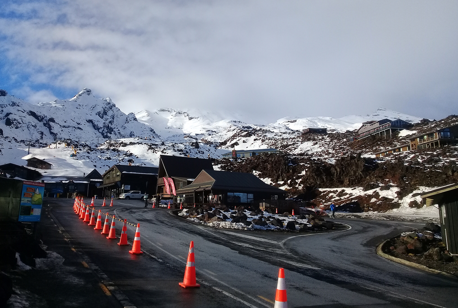 L’arrivée à la station de ski de Whakapapa ; celle-ci ne comporte que très peu d’infrastructures en termes d’hébergement, elle est surtout le point d’accès aux pistes.