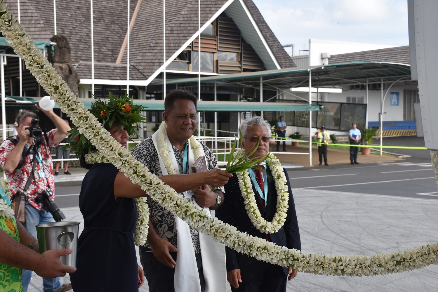 Le père Abraham a procédé à la bénédiction. Il était accompagné par Gaston Tong Sang, le maire de Bora-Bora.
