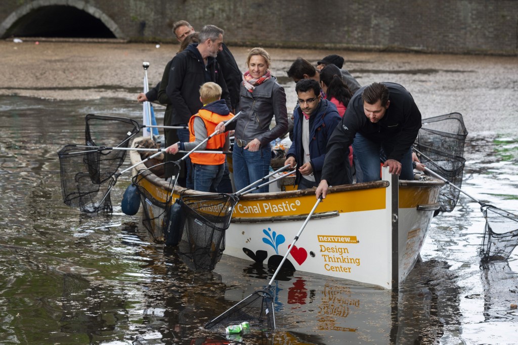 Les croisières sur les canaux d'Amsterdam se réinventent avec la pêche au plastique