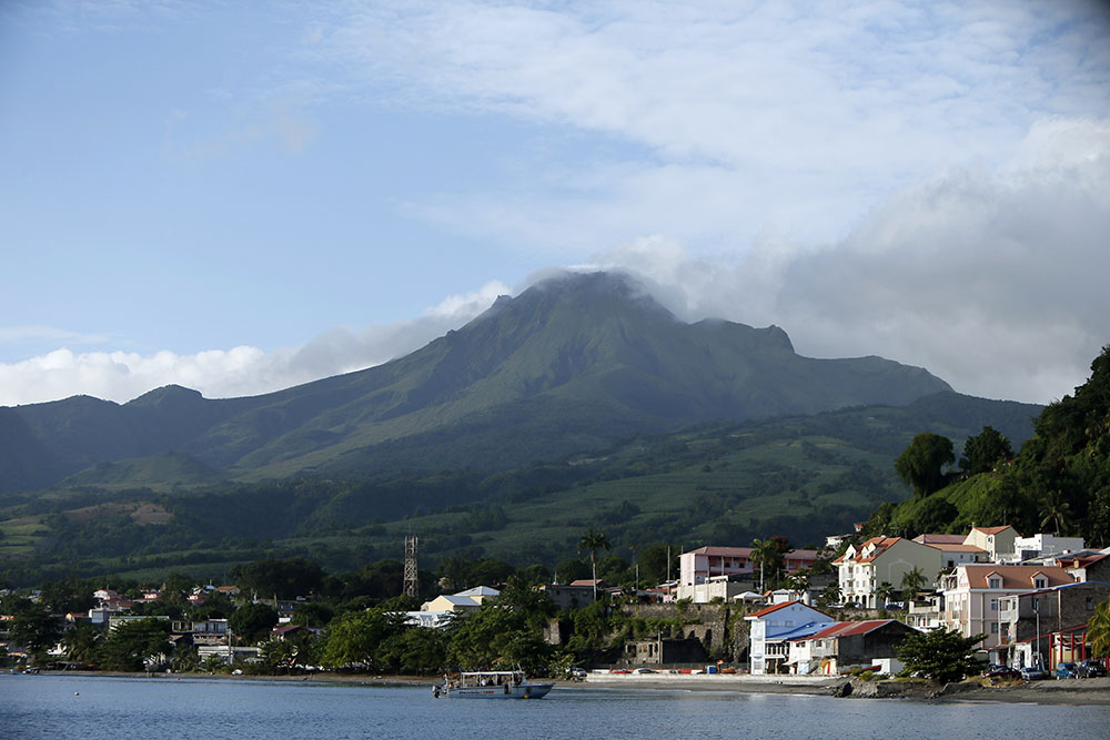 En Martinique, Saint-Pierre, dévastée par la Montagne Pelée, tente de se relever