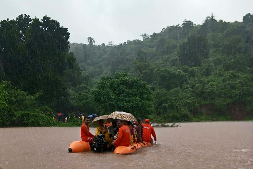 Inde: des hélicoptères au secours de centaines de passagers d'un train bloqué par la mousson