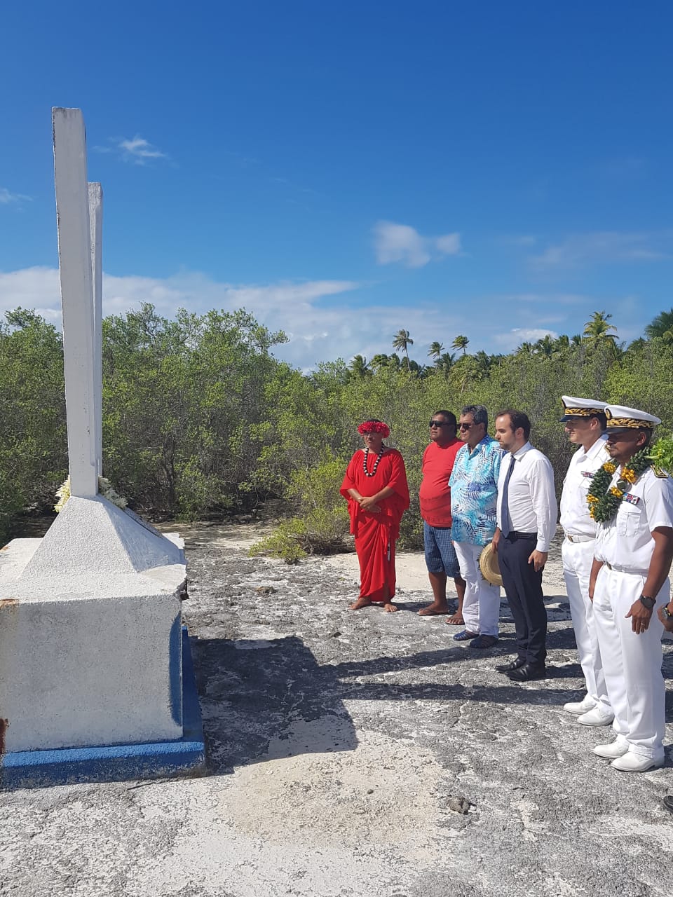 Le ministre s’être recueilli sur la stèle en hommage au Gendarme Viry, assassiné en 1852. Crédit Haut-commissariat de la Polynésie française.