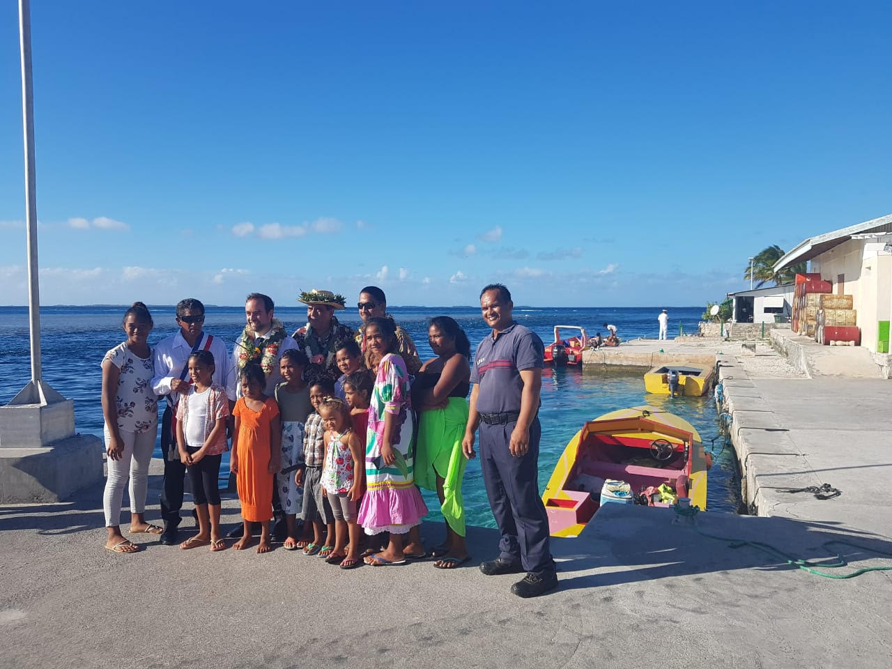 Legende : Sébastien Lecornu s'est rendu sur à Taenga, situé à 32 km à l’est de Makemo. Crédit Haut-commissariat.