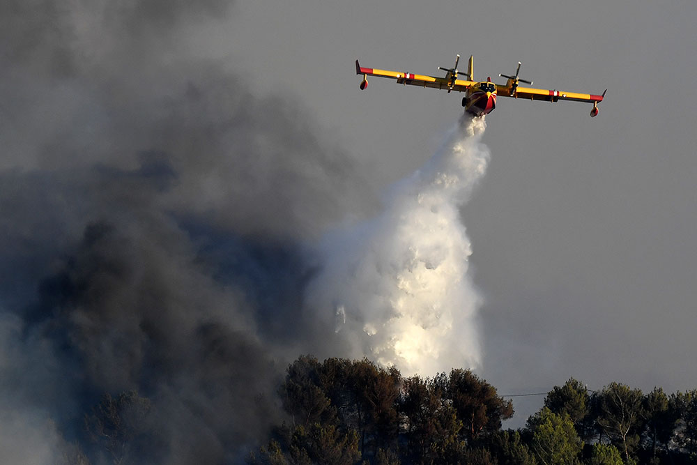 Dans le Gard, les pompiers luttent toujours contre des reprises de feu sur l'incendie de Générac