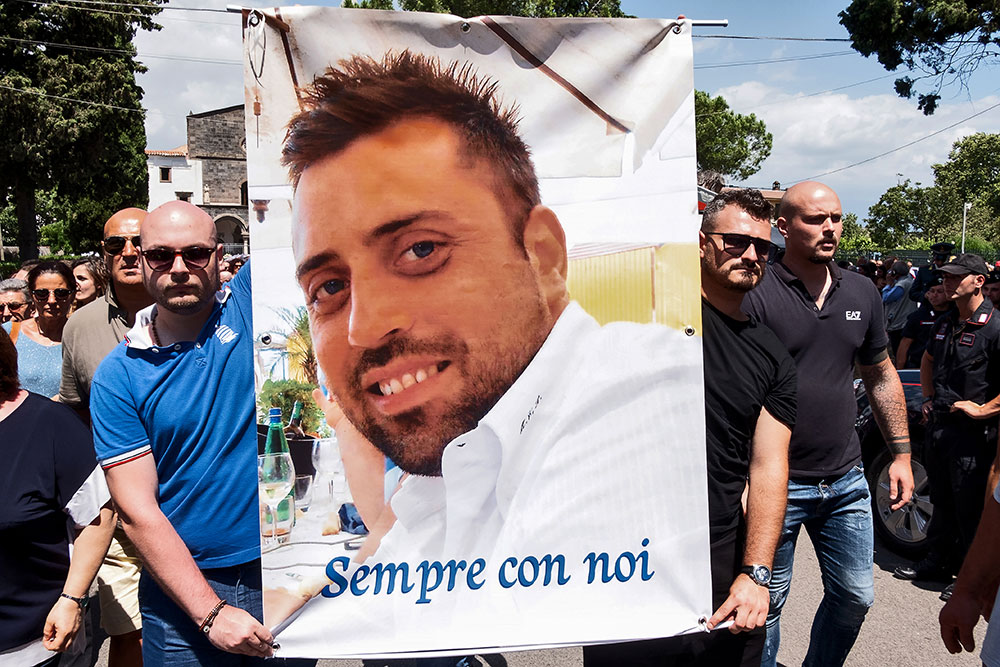 Carabinier tué en Italie: les suspects en larmes au commissariat