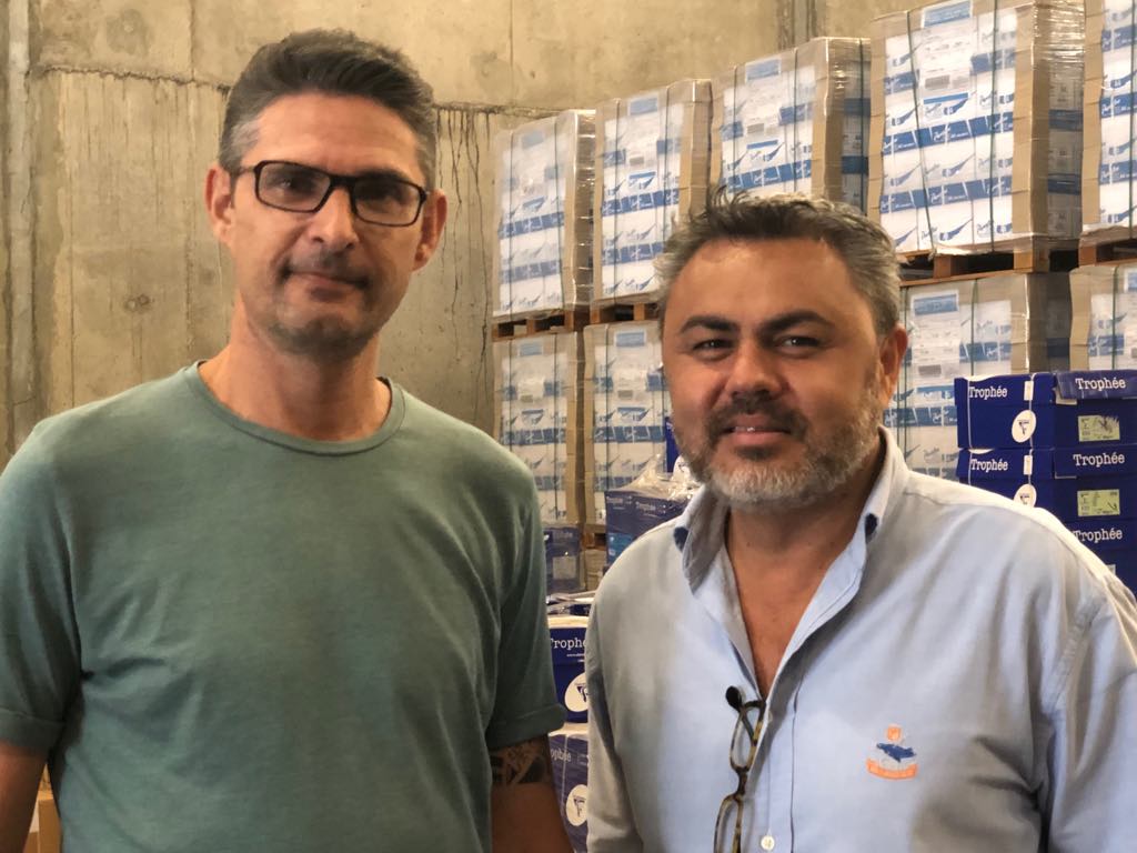 Ivan Dorés, co-gérant de l'As de Trèfle, et Tepanui Snow,  président de la fédération des associations de parents d'élèves.