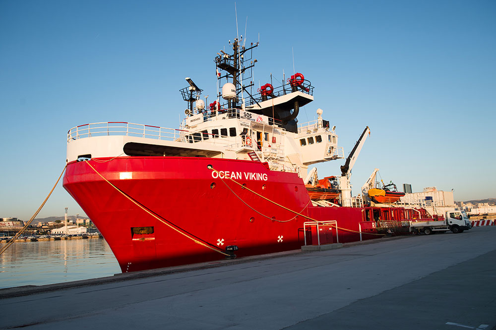 Le navire de sauvetage de migrants, l'Ocean Viking, quitte Marseille