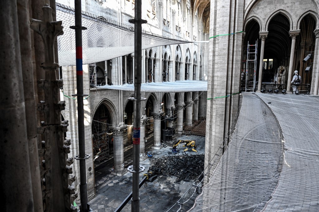 Mettre Notre-Dame "sous cloche" pose "un problème de faisabilité", selon la mairie de Paris