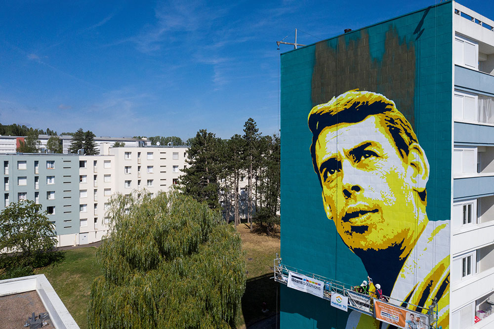 Street art: un portrait géant de Jacques Brel observe désormais Vesoul