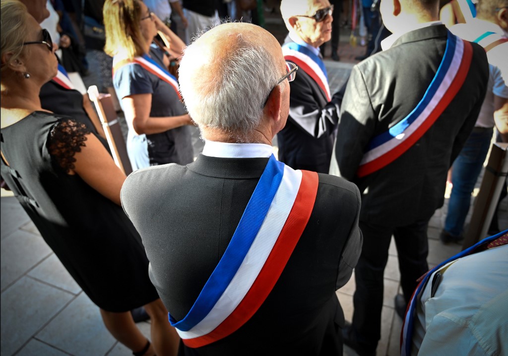 Obsèques du maire de Signes: le signal de Macron aux élus locaux