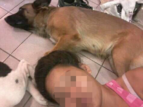 Agnie avec ses chiens Blanchette et Kenya, qu'elle aimait comme des enfants.