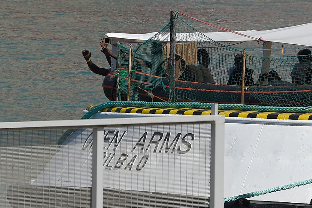 Migrants: Open Arms refuse l'offre "irréalisable" de l'Espagne d'accueillir son navire