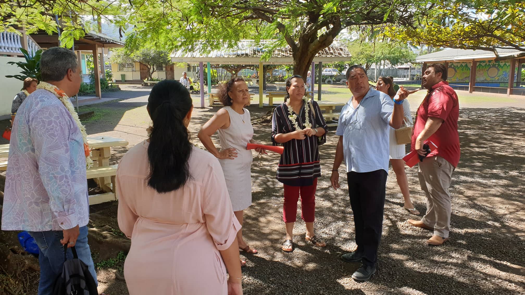 Visite ministérielle aux airs de campagne à Papara