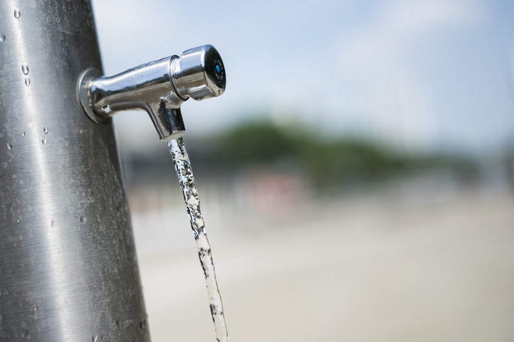 Microplastiques dans l'eau potable: risques encore faibles pour la santé