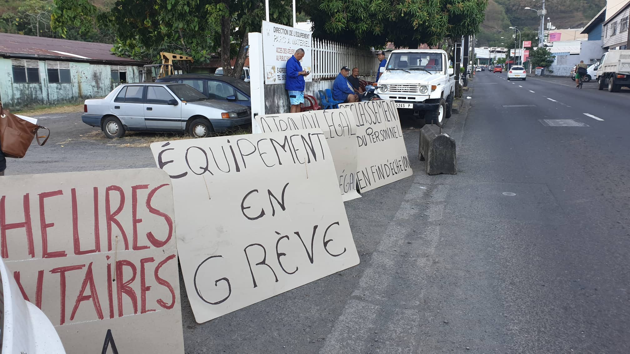 Grévistes et syndicats font monter la pression