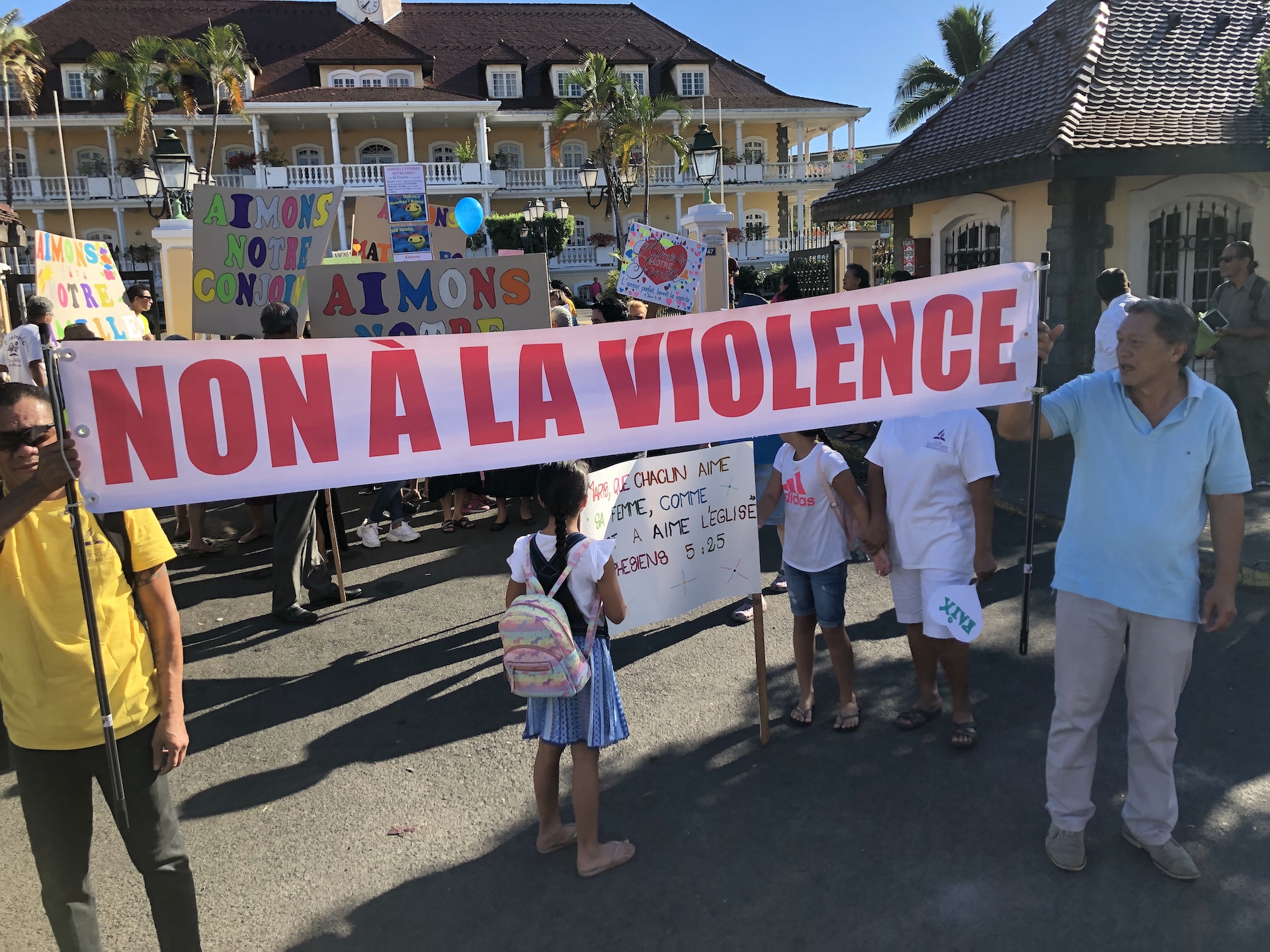 Le cortège a marché avec ses pancartes de la mairie de Papeete jusqu'au parc Paofai où une prière a été faite.