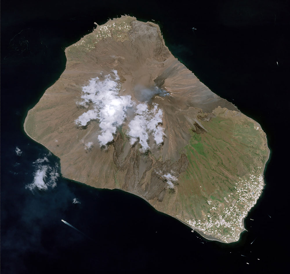 Nouvelle éruption du volcan Stromboli au large de la Sicile