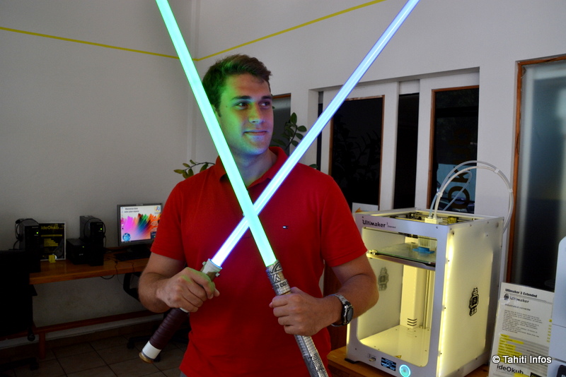 Valérian avec deux modèles de sabres qu'il a fabriqué lui-même : le modèle Maohi (à droite) et le modèle Commander (à gauche)