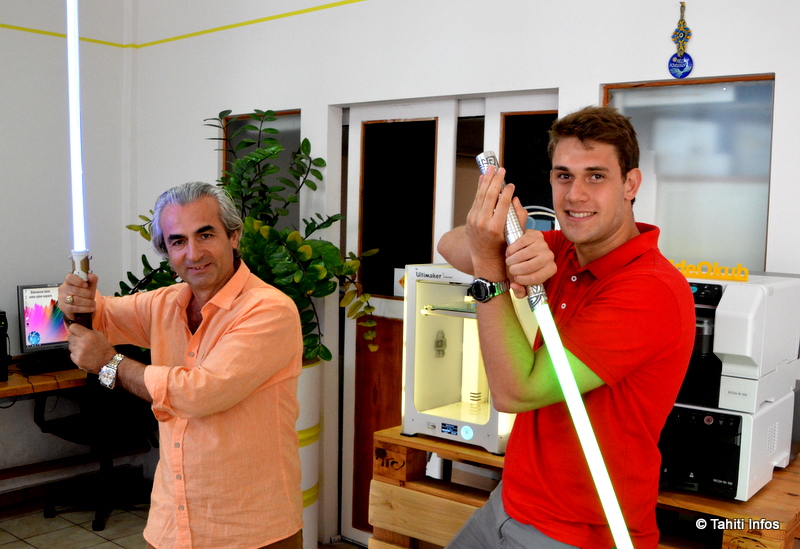 Valérian a profité de son passage à Tahiti pour livrer le sabre commandé par Michel Mutlu, gérant de l'entreprise spécialisée en imprimantes 3D ideOkub. Quand ce dernier avait découvert le projet de Valérian, il l'avait soutenu financièrement et lui avait ouvert l'accès à ses imprimantes pour développer ses prototypes.