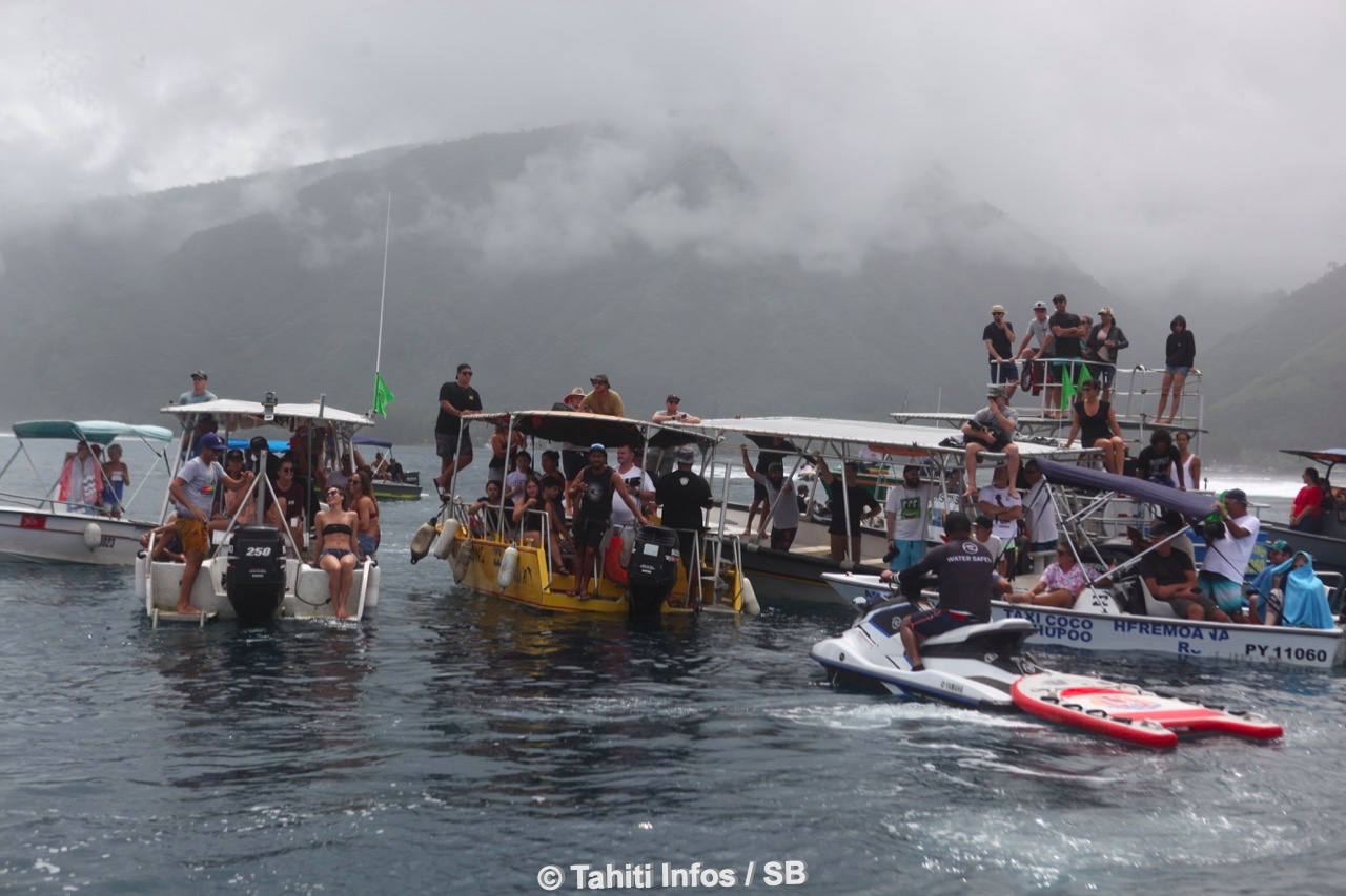 De l'attente mais encore de très belles vagues à points