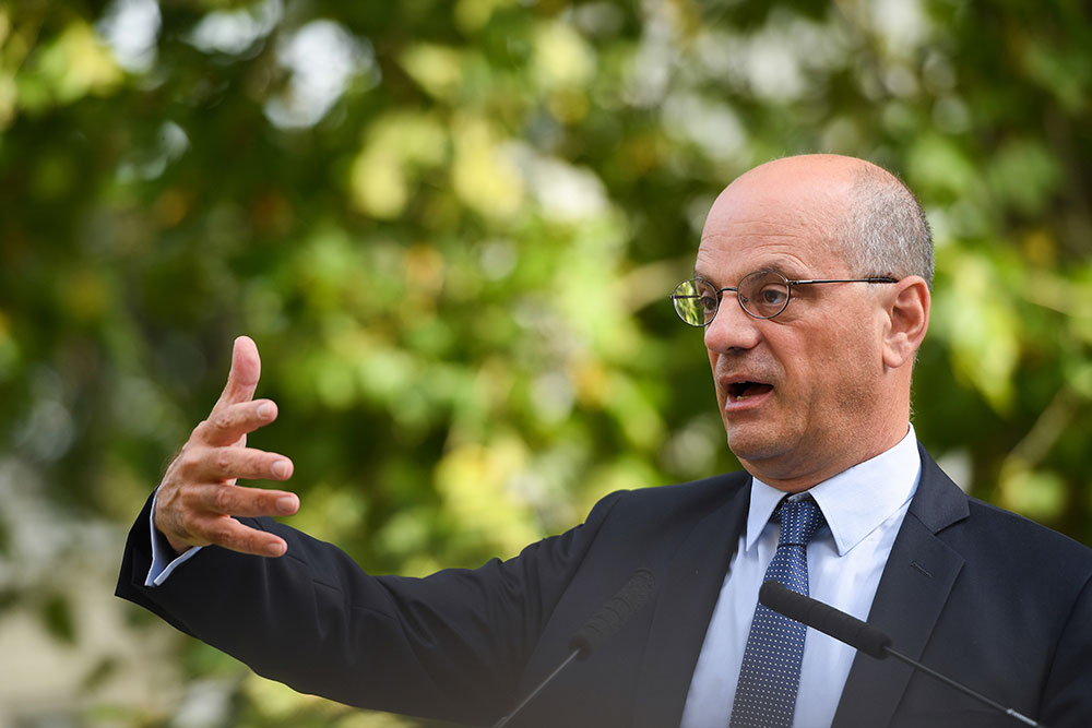 Blanquer promet une hausse de "300 euros en moyenne" du salaire annuel des professeurs en 2020