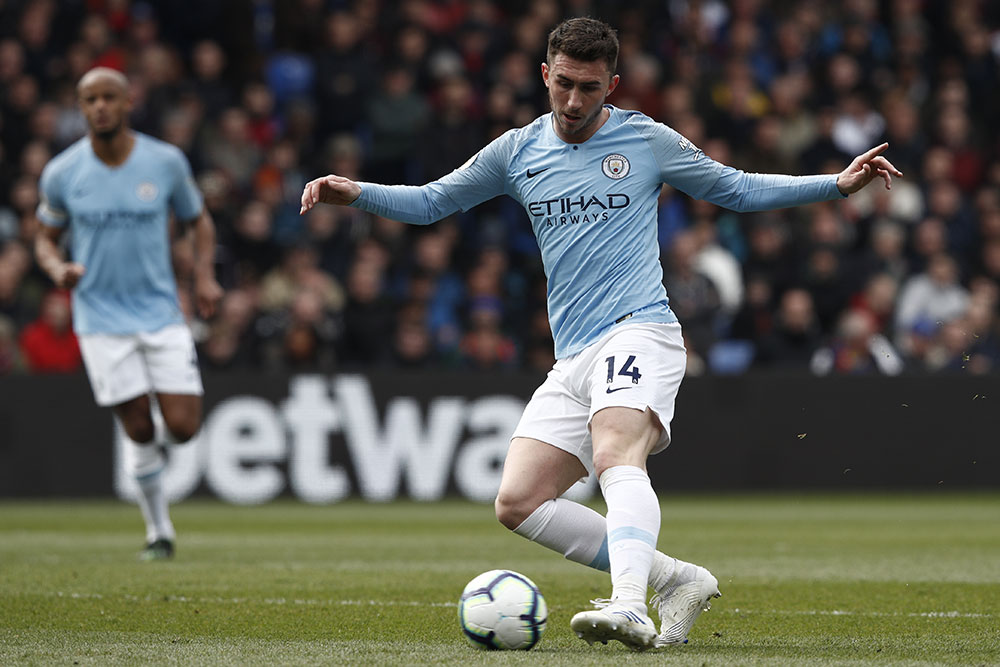 Le défenseur Aymeric Laporte qui a plusieurs fois fait part de sa frustration de ne pas être appelé en Bleu, "va enfin être heureux", a souri Didier Deschamps jeudi, en le convoquant pour les matches contre l'Albanie et Andorre.