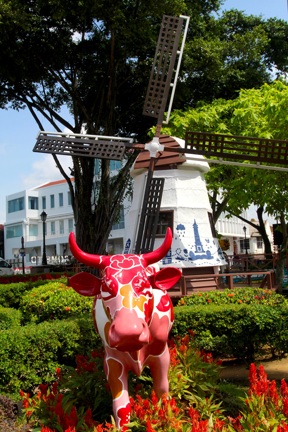 Ambiance typiquement hollandaise avec vache et moulin au cœur de Malacca...