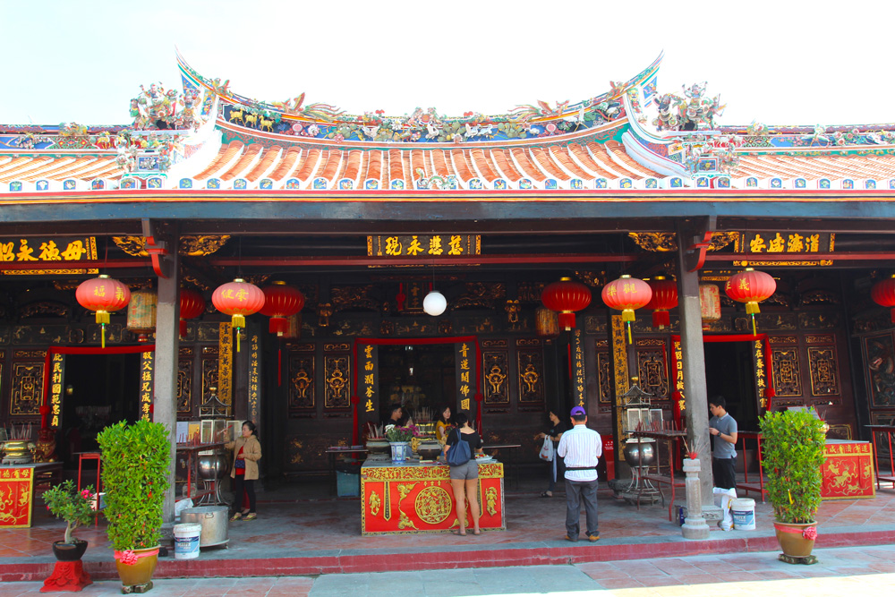 Cheng Hoon Teng Temple, à une rue de la fameuse Jonker Street, devenue un attrape touristes fonctionnant de jour comme de nuit.