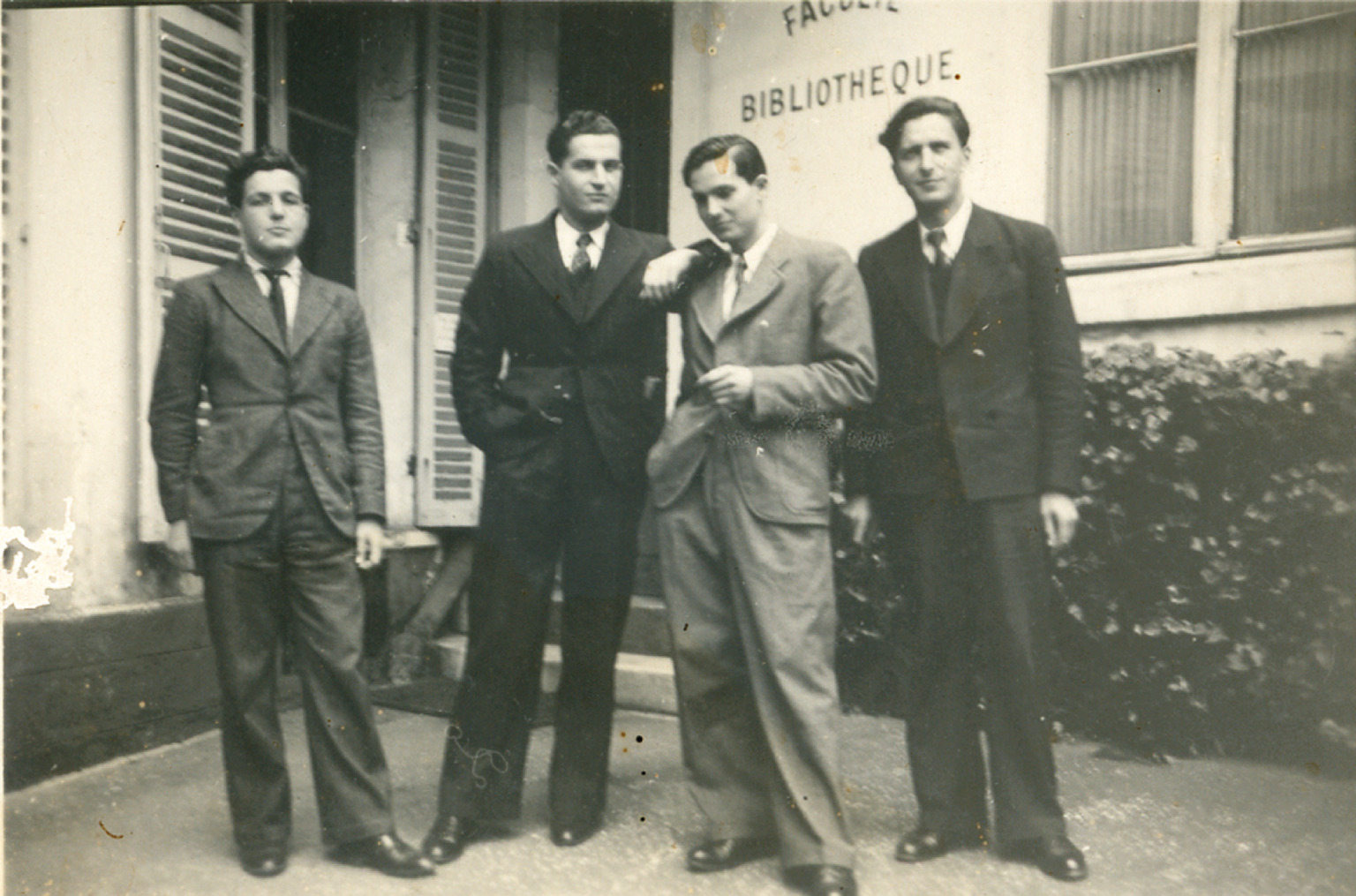 André Vernier à gauche et ses frères. A sa gauche, Albert Vernier, soldat du BIMP  est tué le 11 avril 1945. (Fonds Vernier).